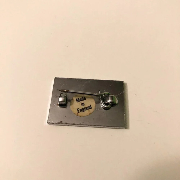 Vintage Queen Pin Made in England Enamel Rock Music Rock n  Roll Band - Picture 5 of 8